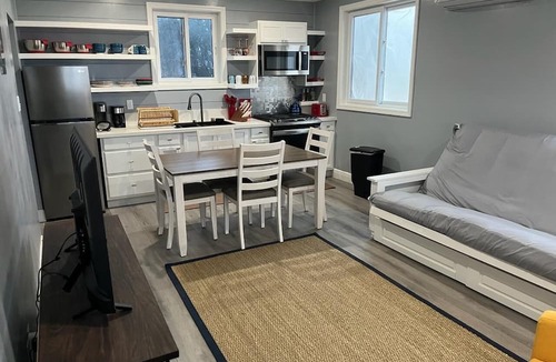 Winding Bay Cottage | Charming private cottage with WiFi and AC in beautiful Whale Point