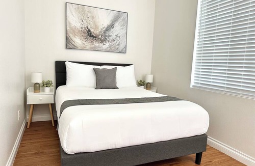 Northeast Anaheim House | Tranquil Tri-Level Gated Townhome #3