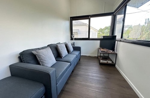East Brisbane House | KozyGuru | East Brisbane | 3 Bedroom APT