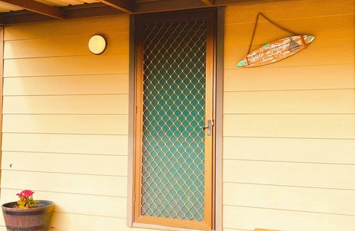 Port Willunga House | Cosy retro style holiday home, pet friendly. nClose to beach.