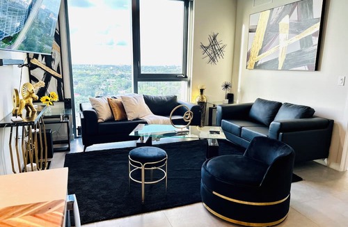 Wynwood Art District Apartment | Art District Sauna Heated Rooftop Pool Rides to the Beach and Airport