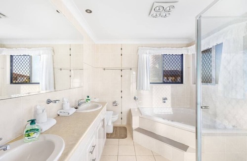 Stretton House | 5 BR family house close to Highway and mall