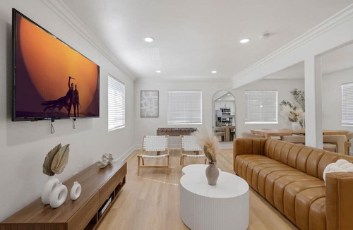 Los Angeles Apartment | Scandinavian Top Unit Apt! Game Table + Parking