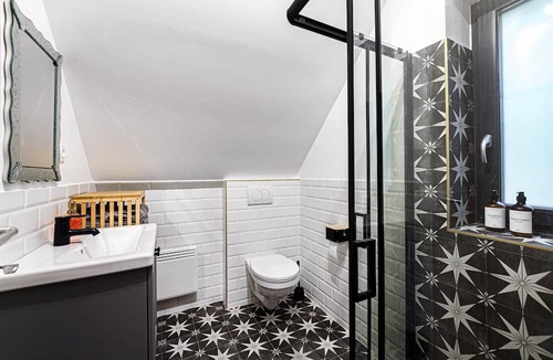 Veroce Cottage | Dragonfly lodge - private house with hot tub and view to the Danube/mountains