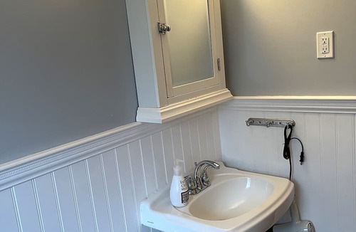 Elora House | Heart of downtown w/ private backyard. Walk to Elora Mill!