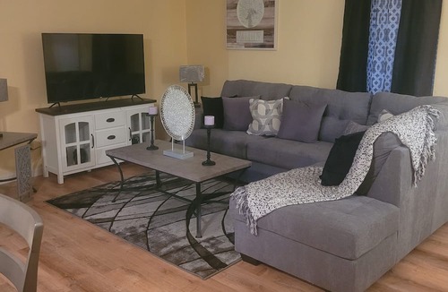 Selma House | Cozy Townhome close to historic downtown