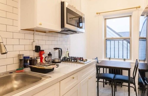 East Avenue Apartment | This apartment is a 1 bedroom(s), 1 bathrooms, located in Rochester, NY.