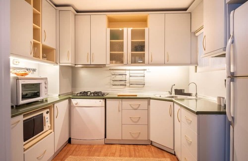 Karsiyaka Apartment | Sleek Flat with Sea View Balcony 2 min to Coast