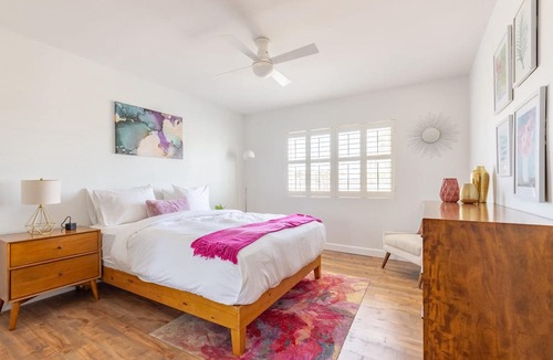 East Village Apartment | Trendy Long Beach 1BR, nr Aquarium, Groceries & Bars, by Blueground