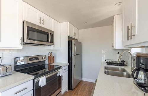 East Village Apartment | Trendy Long Beach 1BR, nr Aquarium, Groceries & Bars, by Blueground