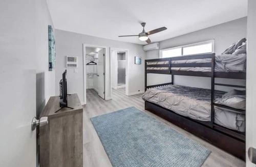 Circle Area House | Business Class 4 Bedroom Suite in LB with Pool