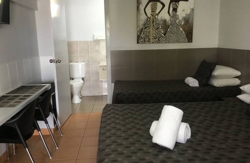 Svensson Heights Hotel | Golden Palms Motor Inn
