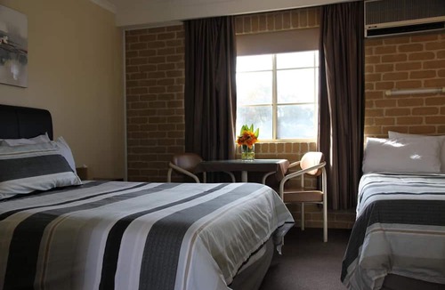 Queanbeyan East Hotel | Grand Manor Motor Inn - Queanbeyan