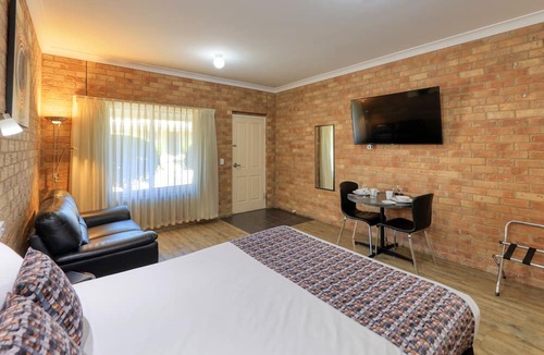 Moama Hotel | Bridges on Meninya Motel & Apartments
