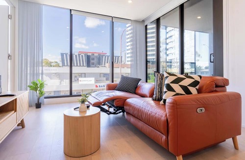 Glen Waverley Apartment | Modern Luxury 2B2B Sky Garden SmartTV