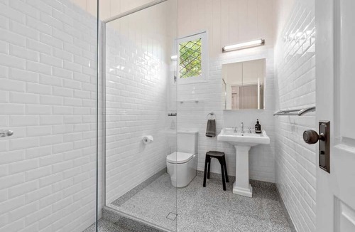 New Farm Apartment | The Lounge! 2 Bed/1 Bath/1 Car ~ New Farm