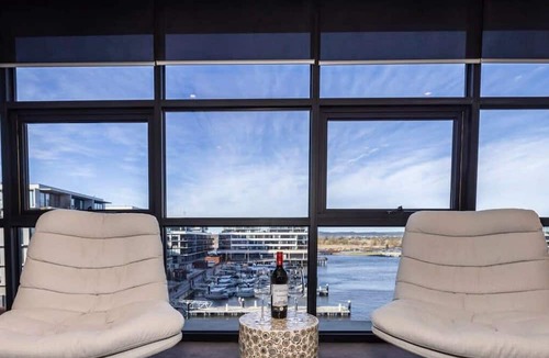 Kingston Apartment | Large Modern 2 Bdrm Apt, Water Views, 2x Car Spots