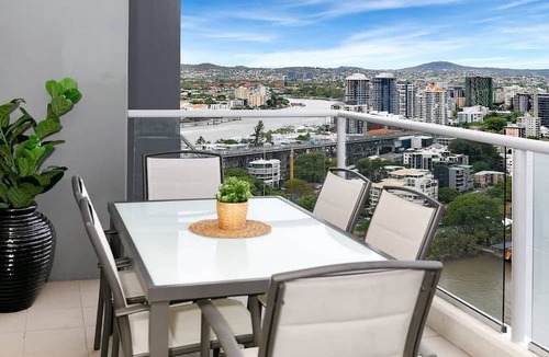 Brisbane Central Business District Apartment | Luxury 3 Bedroom River View Apartment Brisbane City