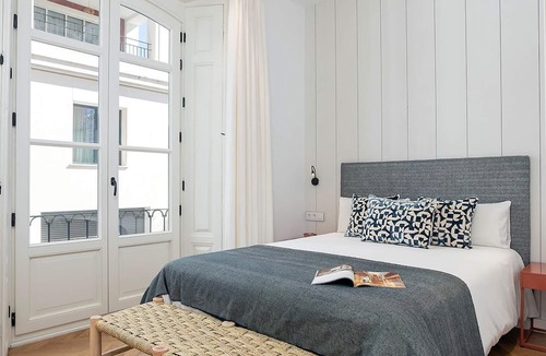 Ensanche Centro Apartment | Genteel Home Plaza de la Marina
