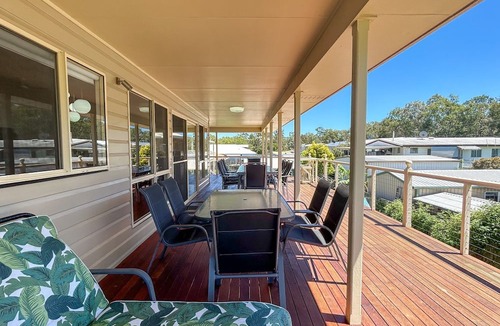 Traviston House | Burrumundi - 100M To Beach - Great Water Views - Deck - Air Con - WiFi - Pool Table