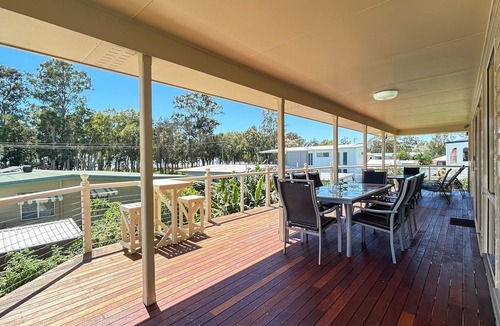 Traviston House | Burrumundi - 100M To Beach - Great Water Views - Deck - Air Con - WiFi - Pool Table