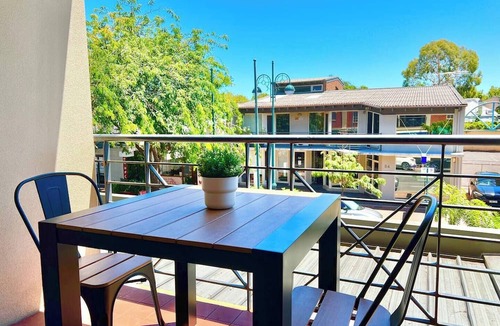 North Adelaide Condo | Safe & secure 2 bedroom apartment on Melbourne St, North Adelaide in exclusive gated complex. Near CBD, Adel Oval, Wine Centre, The Memorial and WCH Hospitals. Free car parking spot. Linen hire and air-conditioning included!