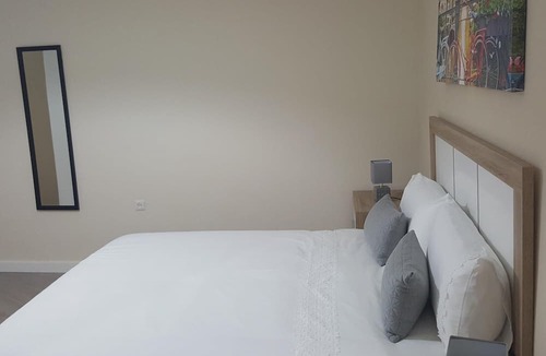 Centro Comercial Apartment | Eduardo Lucena 5, Medina Azahara