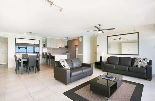 Surfers Paradise Apartment | 25B Peninsula 25th Floor Beach Views
