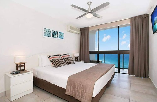 Surfers Paradise Apartment | 25B Peninsula 25th Floor Beach Views