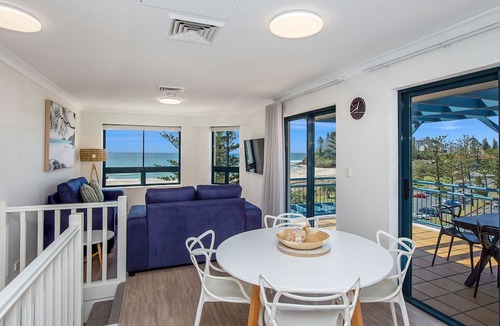 Coolangatta Apartment | Calypso Plaza Resort Unit 462 Resort style complex on the beachfront in the heart of Coolangatta
