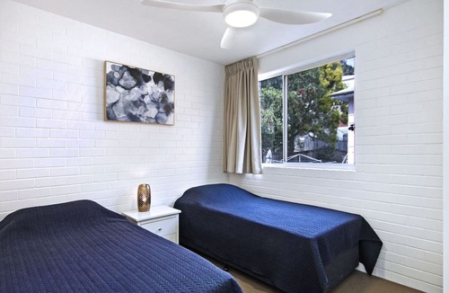 Coolangatta Apartment | White Caps Unit 3- 400 metres to Kirra Beach, cafes and restaurants