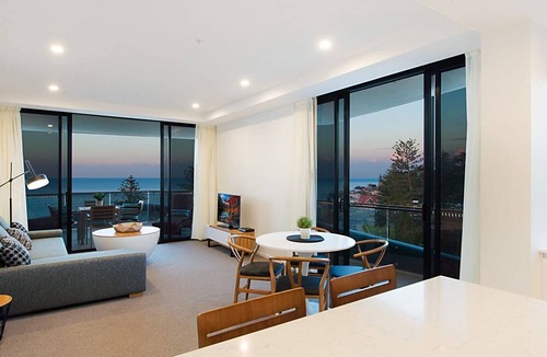 Coolangatta Apartment | Iconic Unit 704 Luxury beachfront apartment with Wi-Fi on Kirra beach in Coolangatta