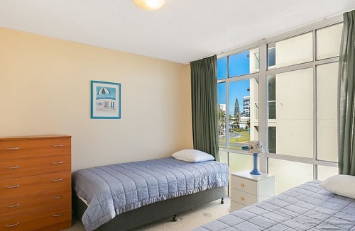 Coolangatta Apartment | Beach Lodge Unit 9 Beachfront unit in Coolangatta balcony with ocean views. close to clubs and shops