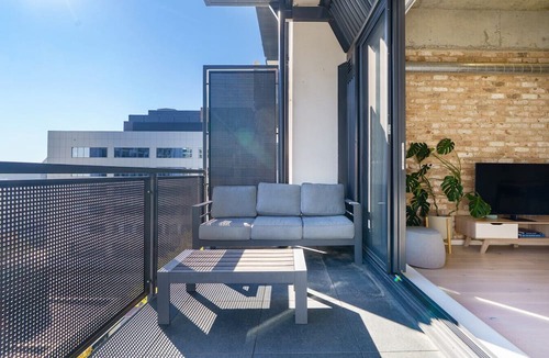Phillip Apartment | Sunlit 1BR Retreat, Shops and Cafés at Doorstep