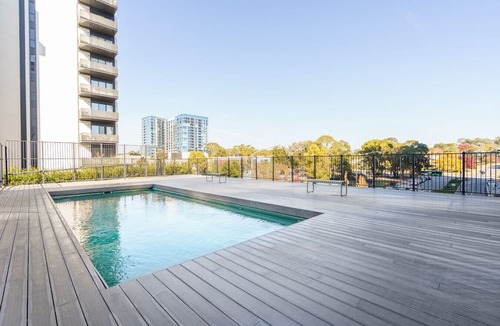 Phillip Apartment | Sunlit 1BR Retreat, Shops and Cafés at Doorstep