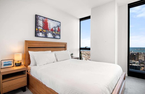 Southbank Apartment | Stylish City Apartment with Expanding City Views