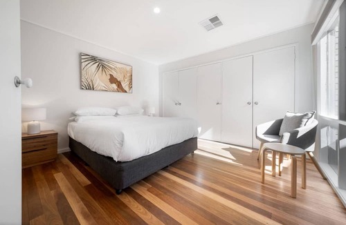 Kingston Apartment | Gorgeous 2-Bed Townhouse with Patio, BBQ & Parking