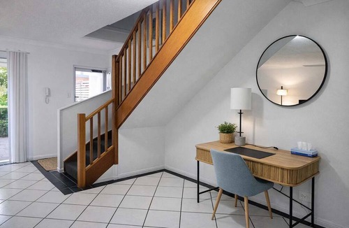 North Ward Apartment | Beachside 2BR Apartment with Parking 1 Min Walk to The Strand Townsville
