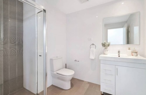 Mascot Apartment | Modern 3BR Mascot Retreat | Walk to Train &Airport