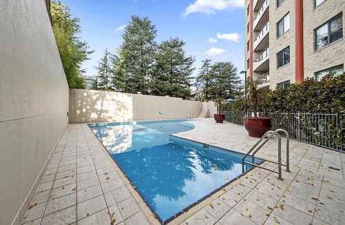 Braddon Apartment | Inner-City 2-Bed with Parking, Pool, Gym & BBQ