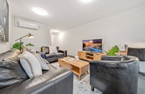 Kingston Apartment | 2-Bed with Pool, BBQ, Tennis Court & Parking