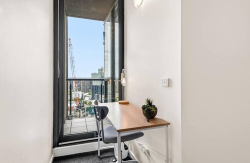 Southbank Apartment | Skyline Escape Melbourne| Pool,Gym & Walk to Crown