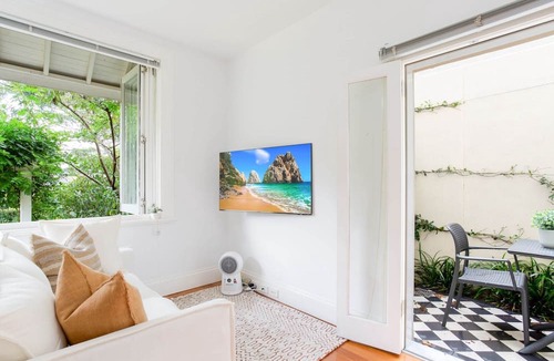 Lewisham Apartment | Cosy Inner West Studio with Courtyard
