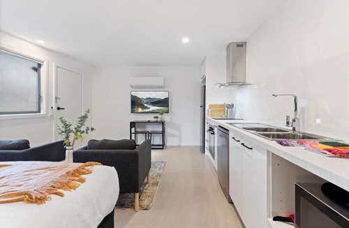 Carnegie Apartment | Cozy 1-Bed Studio Near Cafes and Shops