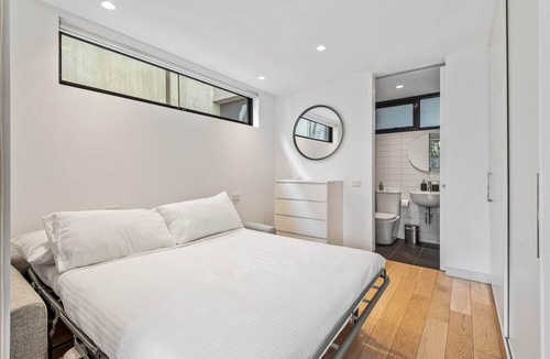 St Kilda Apartment | Chic 2-Bed Apartment in Vibrant St Kilda