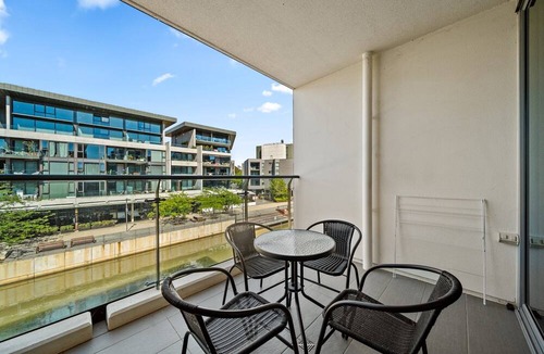 Kingston Apartment | Stylish 1-Bed Retreat Steps from Foreshore