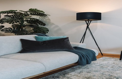 Belconnen Apartment | Lakeside 3-Bed Apartment with Jacuzzi