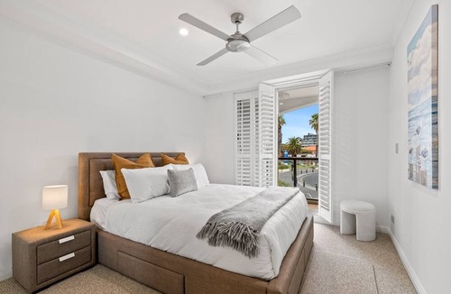 Port Melbourne Apartment | Scenic Beachside 3-bedroom with Water Views