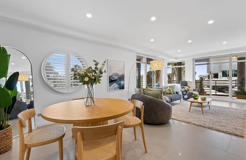 Port Melbourne Apartment | Scenic Beachside 3-bedroom with Water Views
