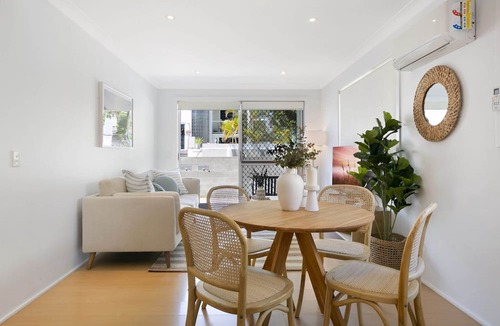 Mermaid Beach Apartment | Ground Floor 2-Bed Mermaid Beach Pad with Parking